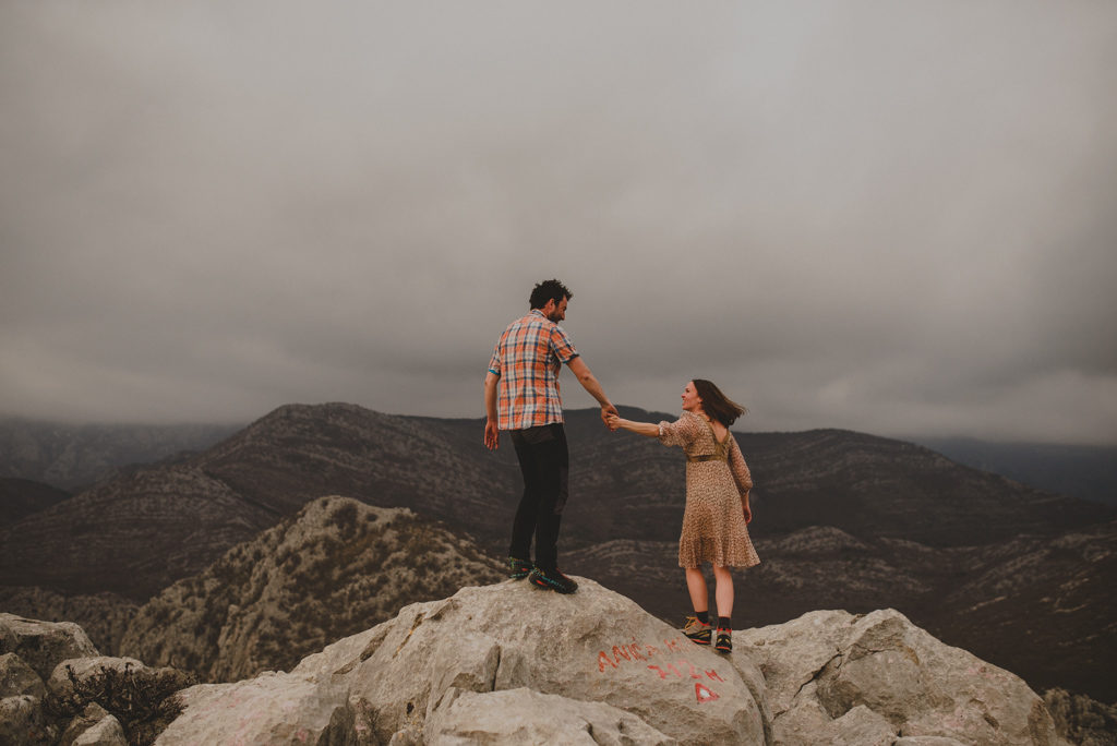 10 Fun Wedding Photo Poses to Bring Out the Smile in You and Have a  Smashing Good Time - OneThreeOneFour Blog